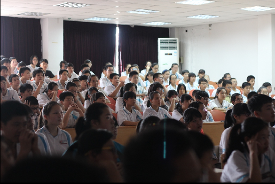 200多名学生兴奋地等待雁南开讲