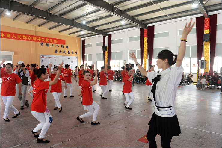 市舞协“文艺惠民”志愿者指导余杭三角村村民练舞