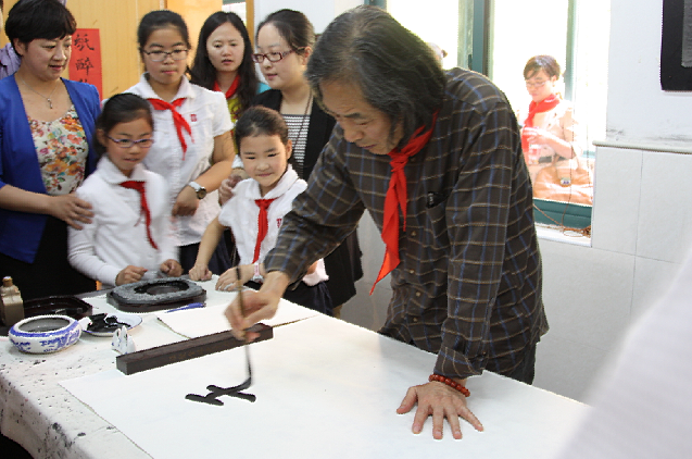 书法家王冬龄为永天实验小学的孩子示范书法