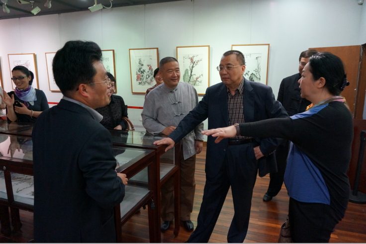 杭州市老领导王国平在陈一辉主席陪同下参观画展