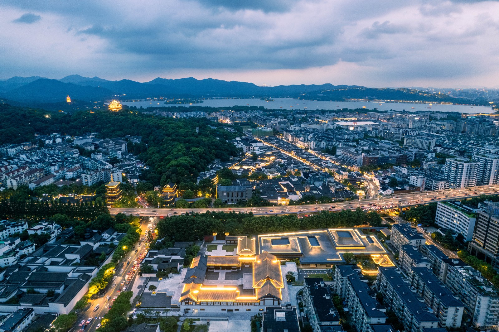 吴方亮《湖.山.城.宫》.jpg